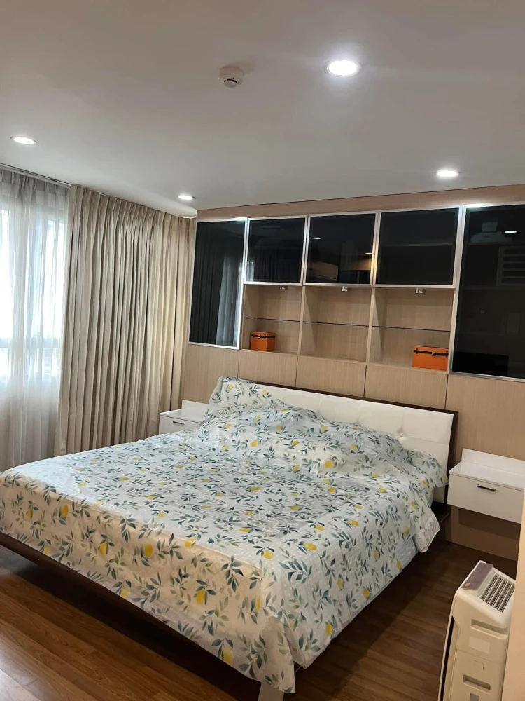 For rent: The Clover Thonglor, corner room, swimming pool view, 7th floor, fully furnished, can't you book it?