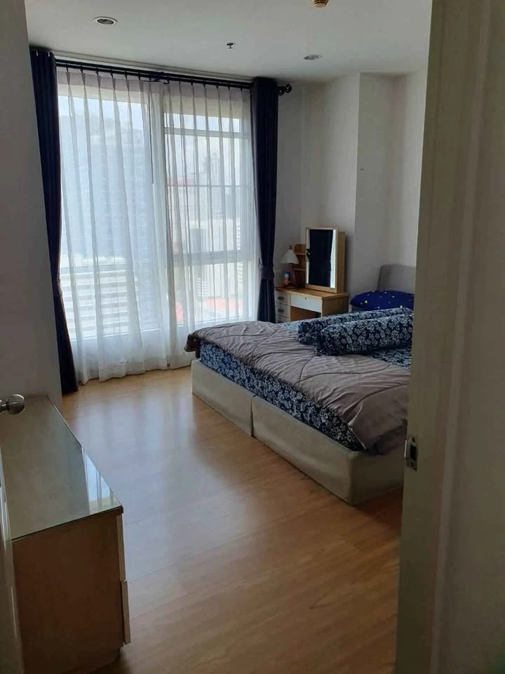 For rent: The Complete Rajprarop, corner room, not crowded, lots of usable space, complete facilities, reserve now!