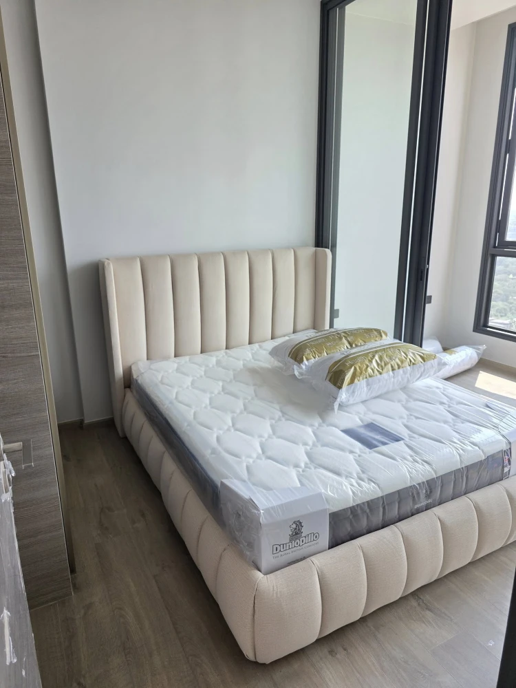 For rent: The Crest park residences, 28th floor, Park view, has a separate private office room, lots of space, must book.