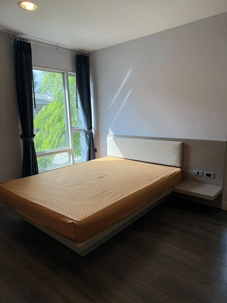 For rent: The Crest Sukhumvit 49, 2nd floor, corner room, quiet, shady atmosphere, you can't miss this opportunity to reserve.