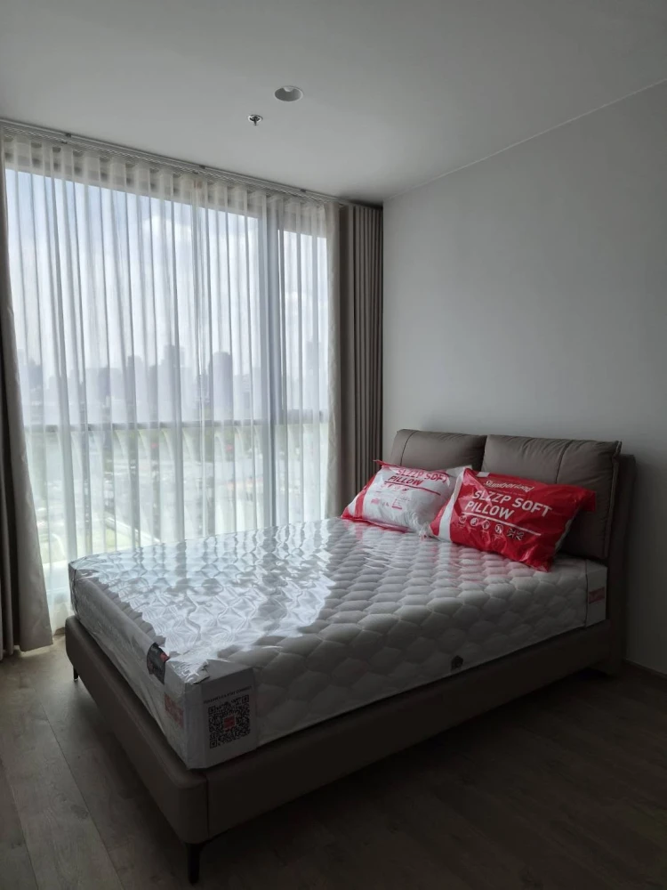 For rent: The Crown Residences, corner unit, quiet, north-facing, great location, beautiful view. Book now!