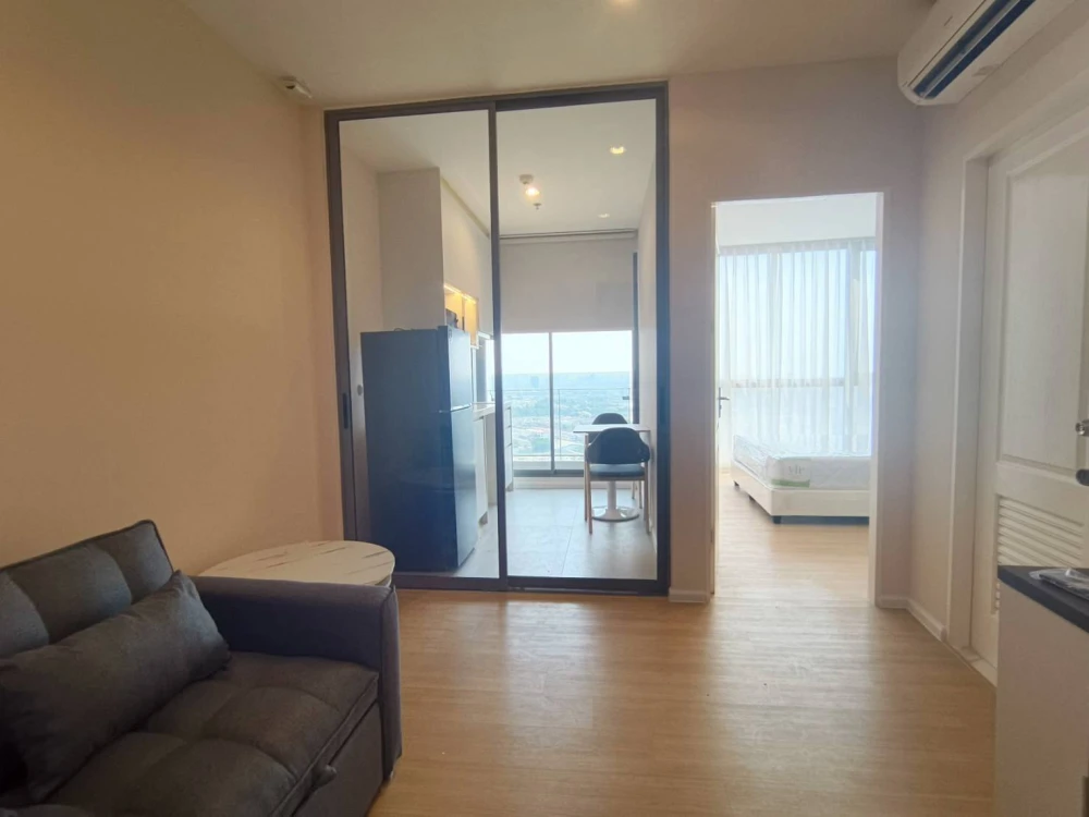 For rent: The Cuvée Tiwanon. The room is partitioned into separate, clearly defined zones and comes fully furnished. Move in now!