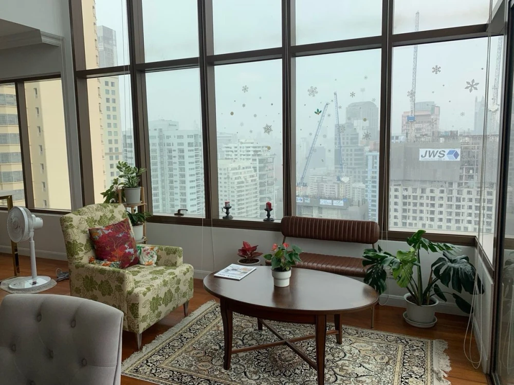 For rent: The Emporio Place, 29th floor, beautiful room, fully furnished, interested, reserve now.