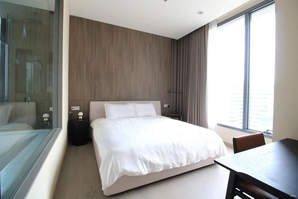 For rent: The Esse Asoke, spacious room with plenty of usable space, high ceilings, airy, good location, convenient transportation, book now!