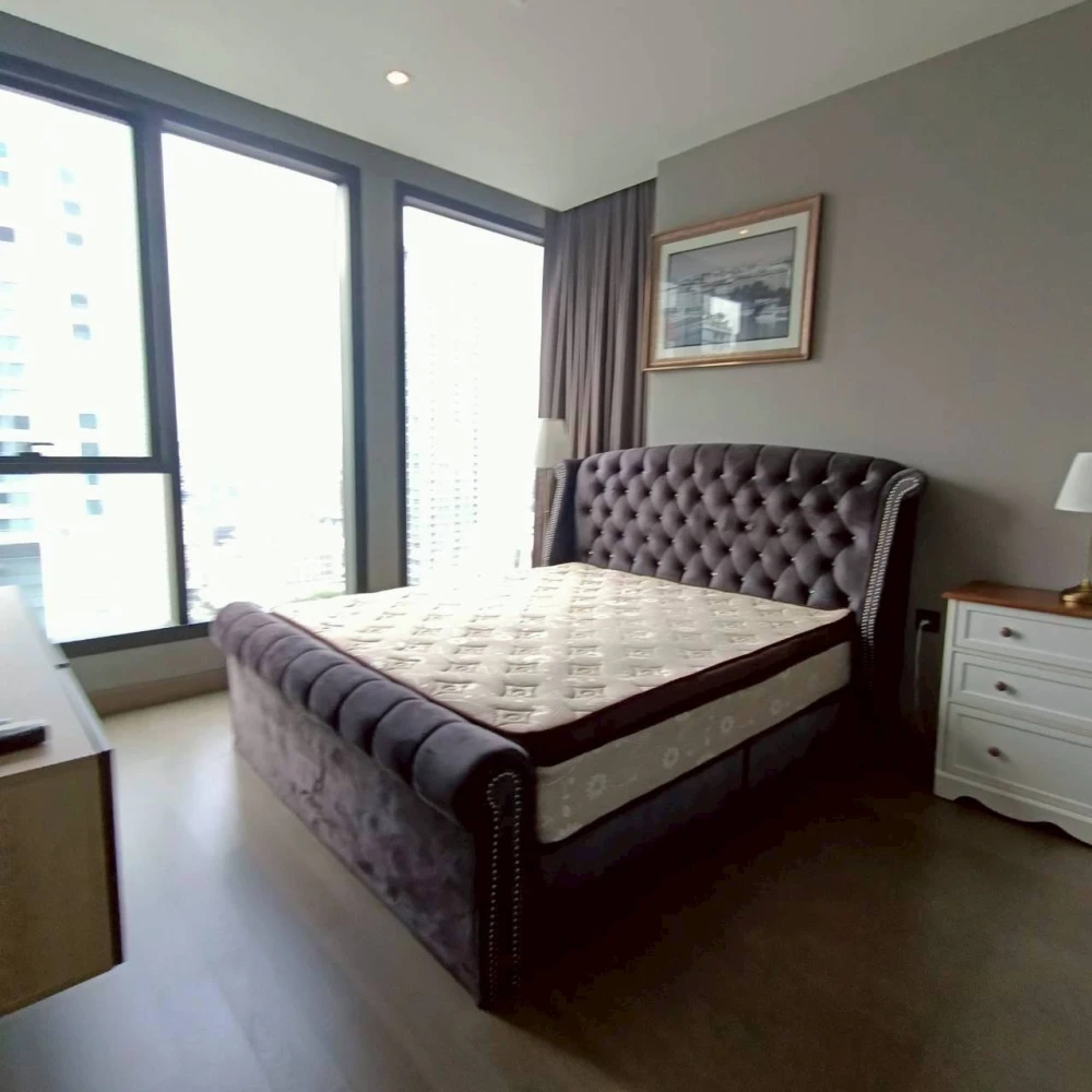 For rent: The Esse at Singha Complex, spacious room, lots of usable space, decorated in a controlled tone, don't miss out on this great deal.