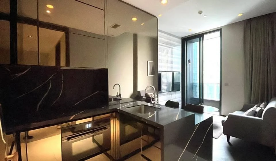 For rent: The Esse Sukhumvit 36, spacious room, lots of usable space, comes with complete facilities, good location, book now.