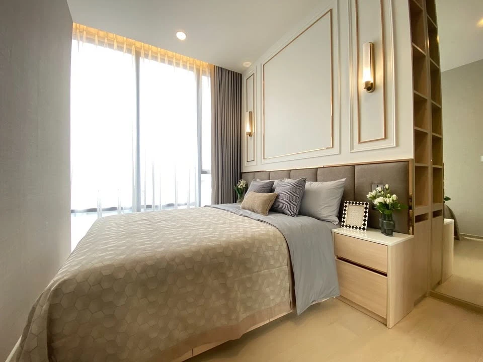 For rent: The Extro Phayathai-Rangnam, a lovely room with beautiful, neutral decor, stunning built-ins, and fully furnished. Don't miss out on this gr