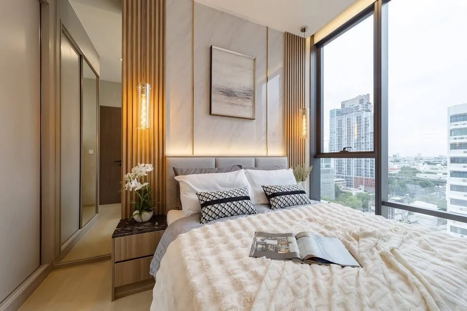 For rent: The Extro Phayathai-Rangnam. Beautifully decorated unit with high-quality built-in furniture. Amazing price! Book now, don't miss out!