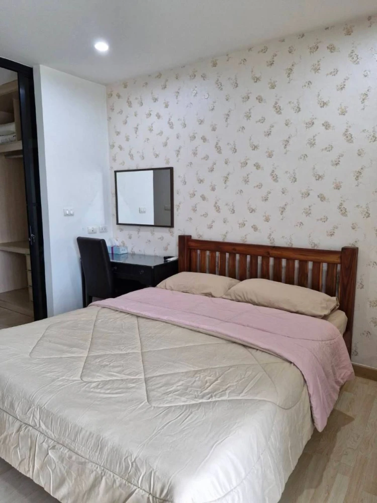 For rent: The Forest Chaengwattana, 6th floor, quiet, ventilated, safe, with wallpaper. Interested? Reserve now!