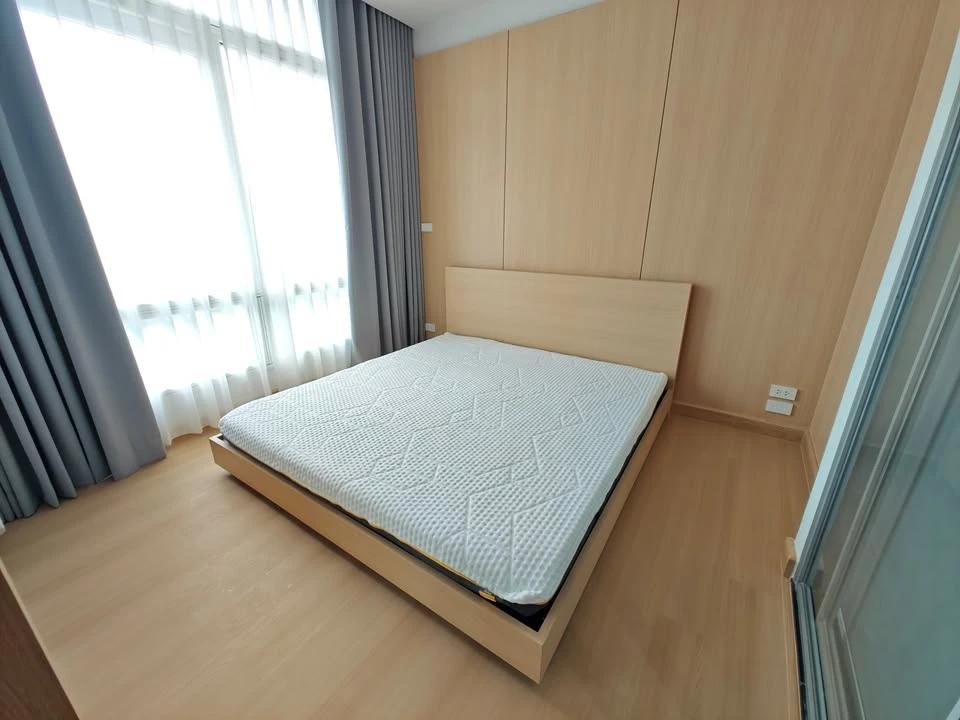 For rent: The Height Thonglor, a truly "open" condo with a 270-degree panoramic view. Corner unit with windows on two sides. Reserve now!