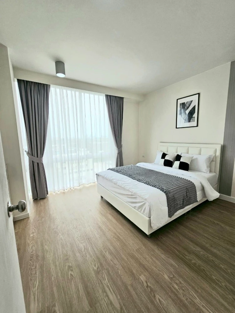 For rent: The IRIS Rama 9-Srinakarin, spacious room, decorated in a controlled tone, complete with electrical appliances. Don't miss it.