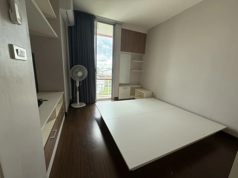 For rent: The IRIS Rama 9-Srinakarin, 1 bedroom, 1 bathroom, spacious living area, great location, convenient transportation. Book now!