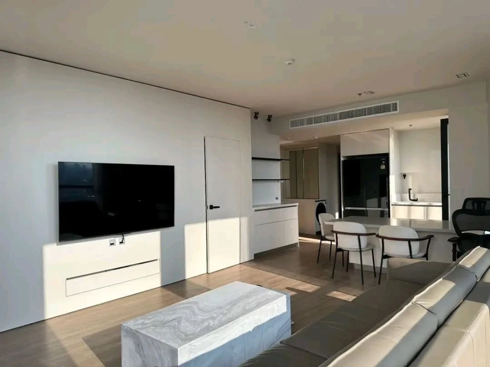 For rent: The Issara Sathorn, 32nd floor, fully furnished. Book now!