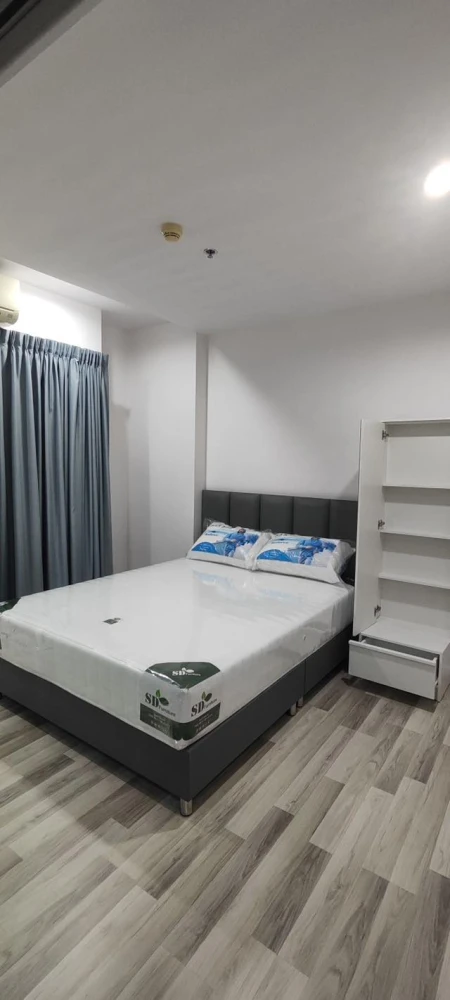 For rent: The Key Chaengwattana. Spacious room with ample usable space, fully furnished with appliances. This room is considered auspicious and brings
