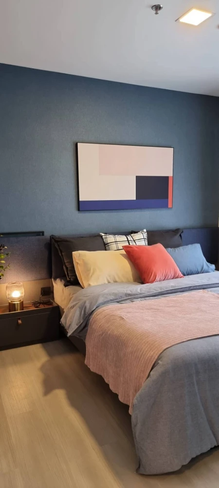 For rent: THE KEY MRT Phetkasem 48, 1-bedroom unit with modern classic built-in furniture. Just bring your belongings and move in.