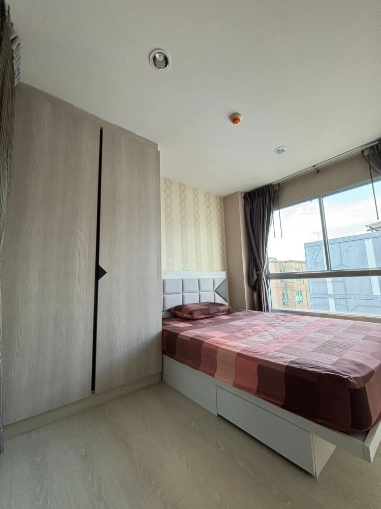 For rent: The Kith Plus Sukhumvit 113, 8th floor (top floor), corner room, very quiet, wallpapered, very worth booking.