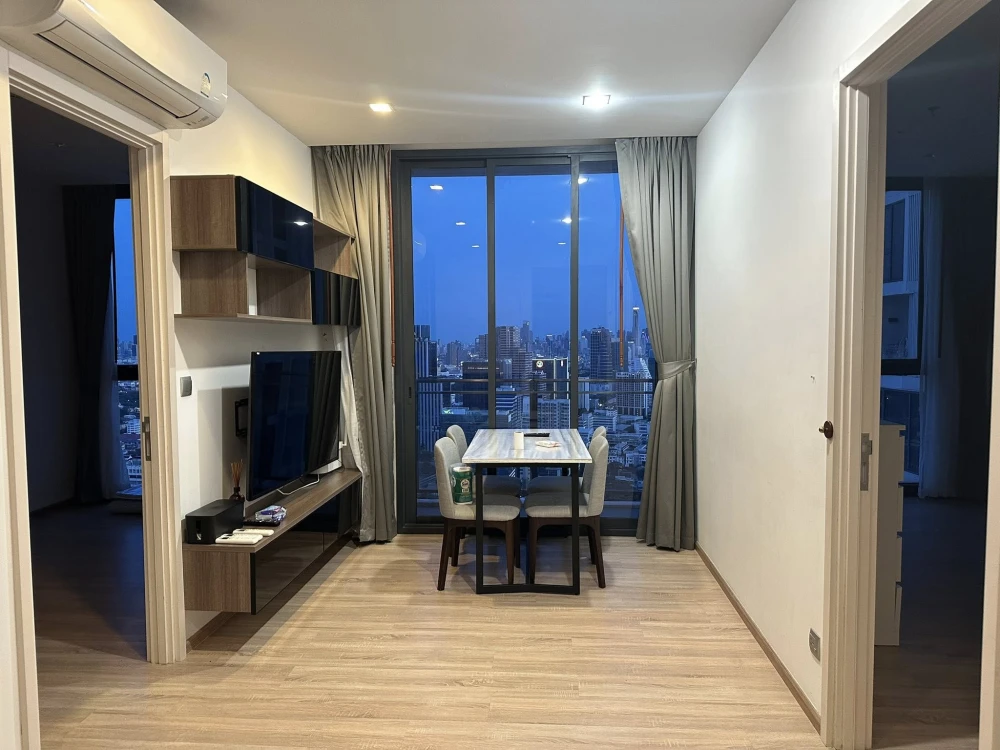 For rent: THE LINE Phahonyothin-Pradipat, very high floor (42nd floor), beautiful city view, lots of space, book first, get it first.
