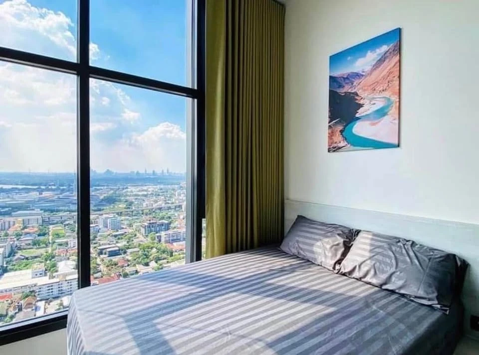 For rent: The Line Sukhumvit 101, 32nd floor, with a balcony offering a view of the Bang Krachao River curve. The view at night is very beautiful.