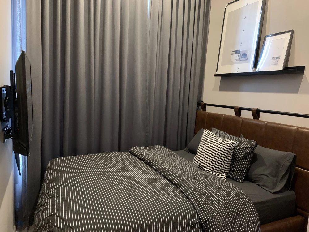 For rent: The Line Sukhumvit 101, corner unit, very private, balconies on both sides – no need to see anyone. High ceilings (3.4 meters) create a spac