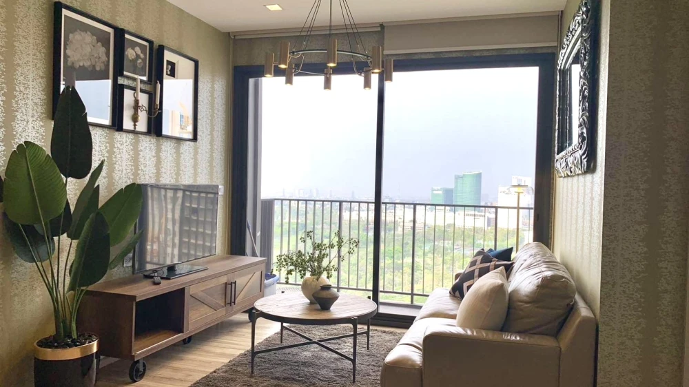 For rent: THE LINE Jatujak, corner room, 31st floor, very high, beautiful view of Chatuchak Park, fully furnished, hurry and book now.