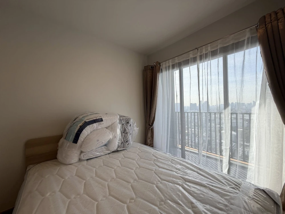 For rent: The Line Vibe Condo, 5-way Lat Phrao intersection. High floor room with plenty of space. Must book!
