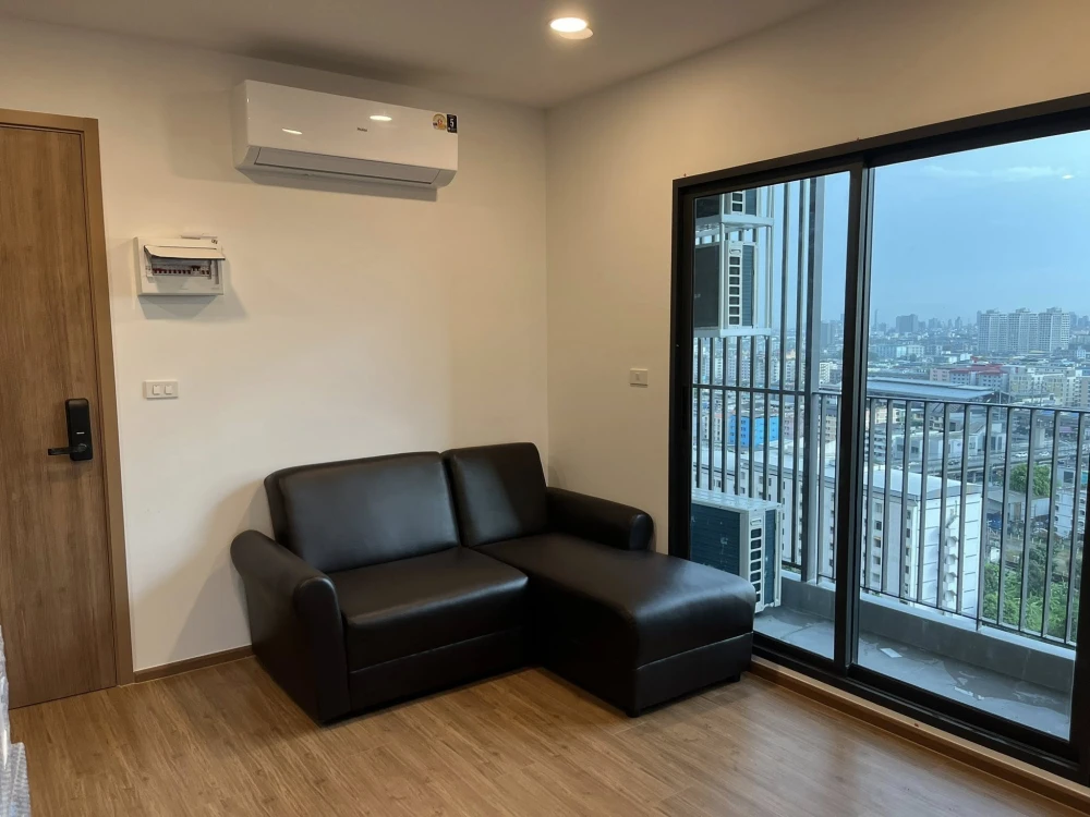 For rent: The Livin Ramkhamhaeng, corner room with privacy, city view, not blocked, comes with complete furniture, don't miss it.