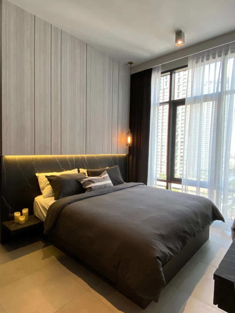 The Lofts Asoke for rent, decorated in a premium modern style & contemporary art. Come reserve now, don't miss out!