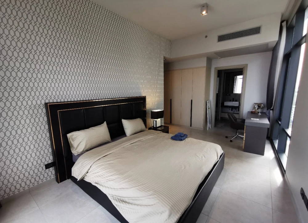 For rent: The Lofts Asoke, spacious room with plenty of usable space, fully furnished, with beautiful wallpaper. Reserve now!