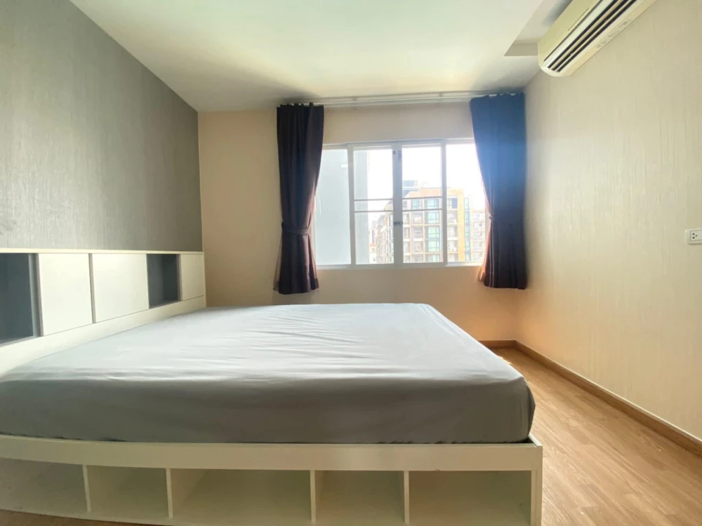For rent: The Maple Ratchada-Ladprao. Pool view, not hot, quiet and very private corner unit. Book now!
