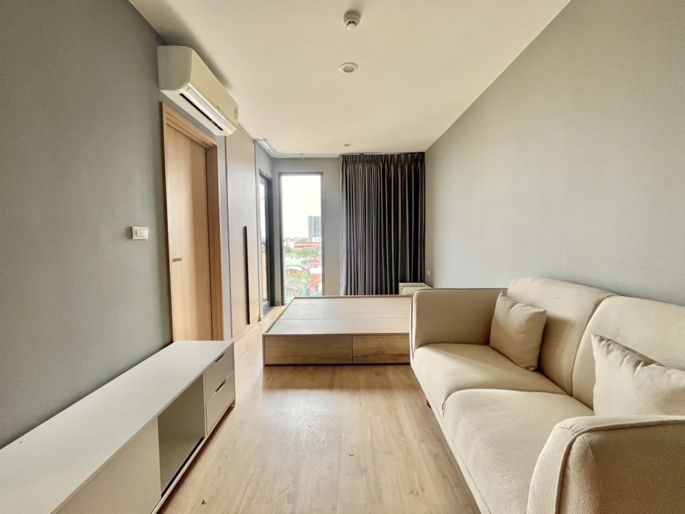 For rent: The Most, Issaraphap, Studio room, 7th floor, balcony facing north, corner room, very good price, must hurry and reserve now.