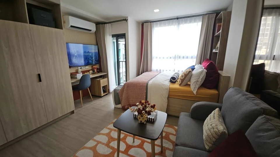 For rent: The Muve Pradipat, corner room, not crowded, comes with furniture and complete facilities, book now.