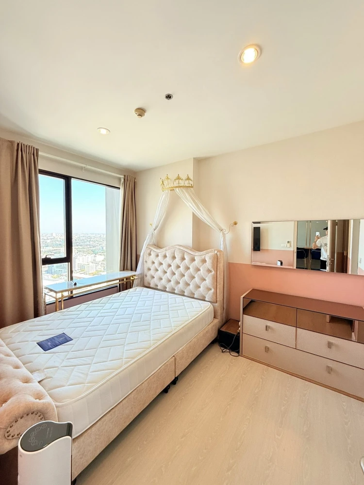 For rent: The Niche Pride Thonglor–Phetchaburi. Very high floor unit with full built-in furniture and complete set of appliances. Ready to move in.