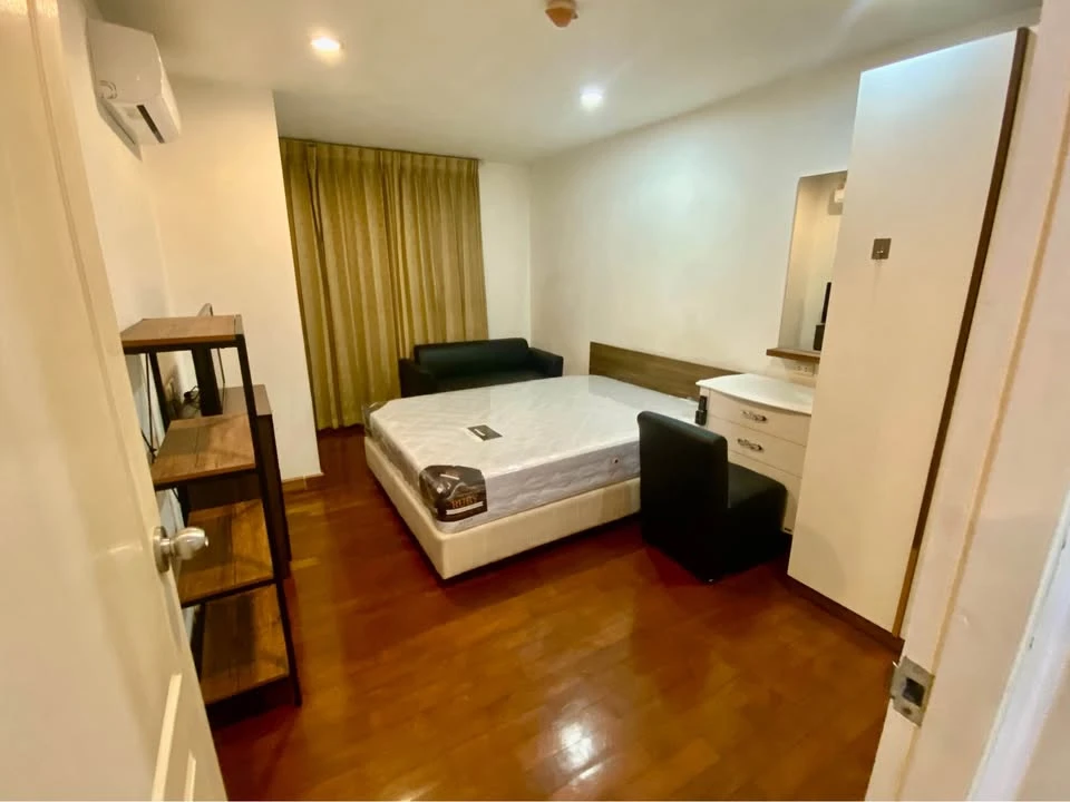 For rent: The Niche Sukhumvit 49, spacious room, very comfortable, not cramped at all. Reserve first, get it first.