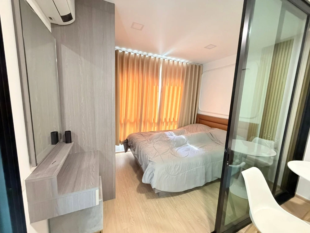 For rent: The One Plus Grand Ramkhamhaeng. Partitioned unit with clearly defined zones. Great value. Don't miss out!