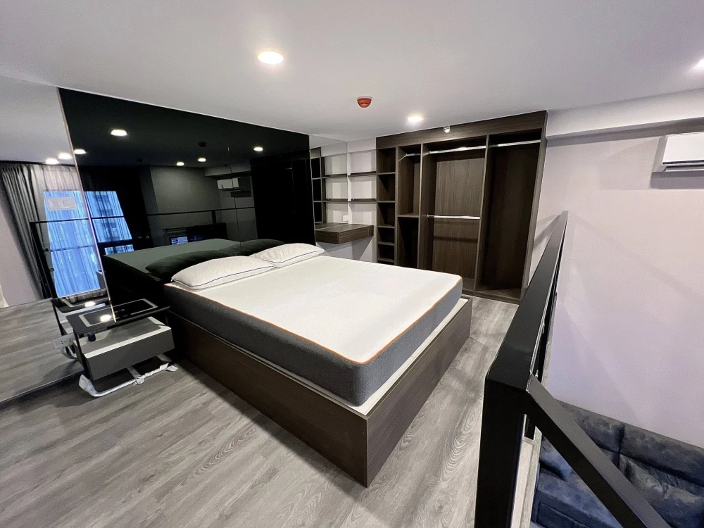 For rent THE ORIGIN LADPRAO-BANGKAPI, high ceiling condo, Duo Space, 2 floors, very good furniture in the room, focusing on quality, hurry and book no