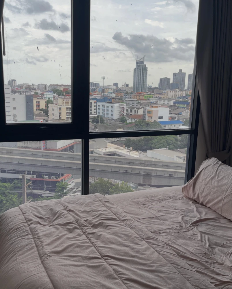 For rent: The Origin Ladprao-Bangkapi. A lovely room with complete furnishings and a pool view. Just bring your bags and move in!