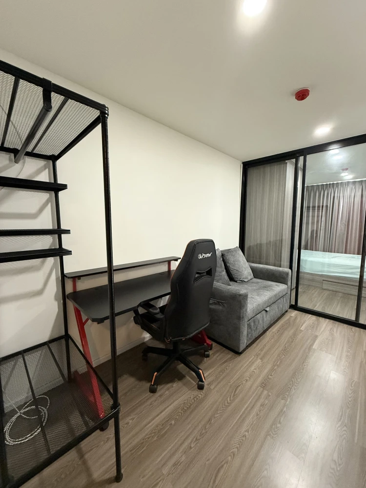 For rent: The Origin Ramintra 83 Station, Building A, the only building with facilities, including a gaming table and chair, with LAN cable. You can't