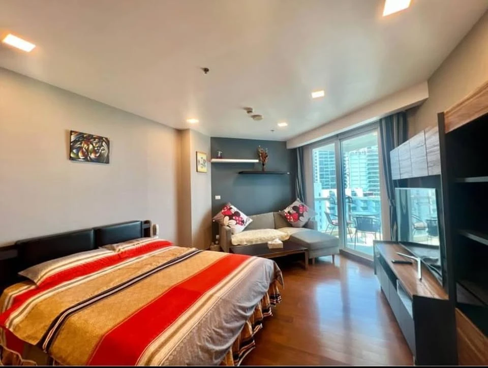 For rent: The Palm Wongamat Beach Pattaya, a nice room with complete furniture, good location, beautiful view, reserve now.