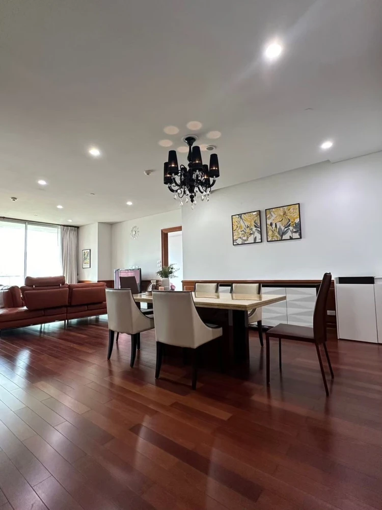 Spacious and comfortable condo for rent at The Park Chidlom, fully furnished. Book now!