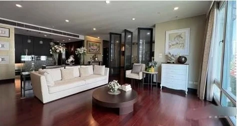 For rent: The Park Chidlom, very large unit with 3 bedrooms and 4 bathrooms. Home-like atmosphere. Move-in ready.