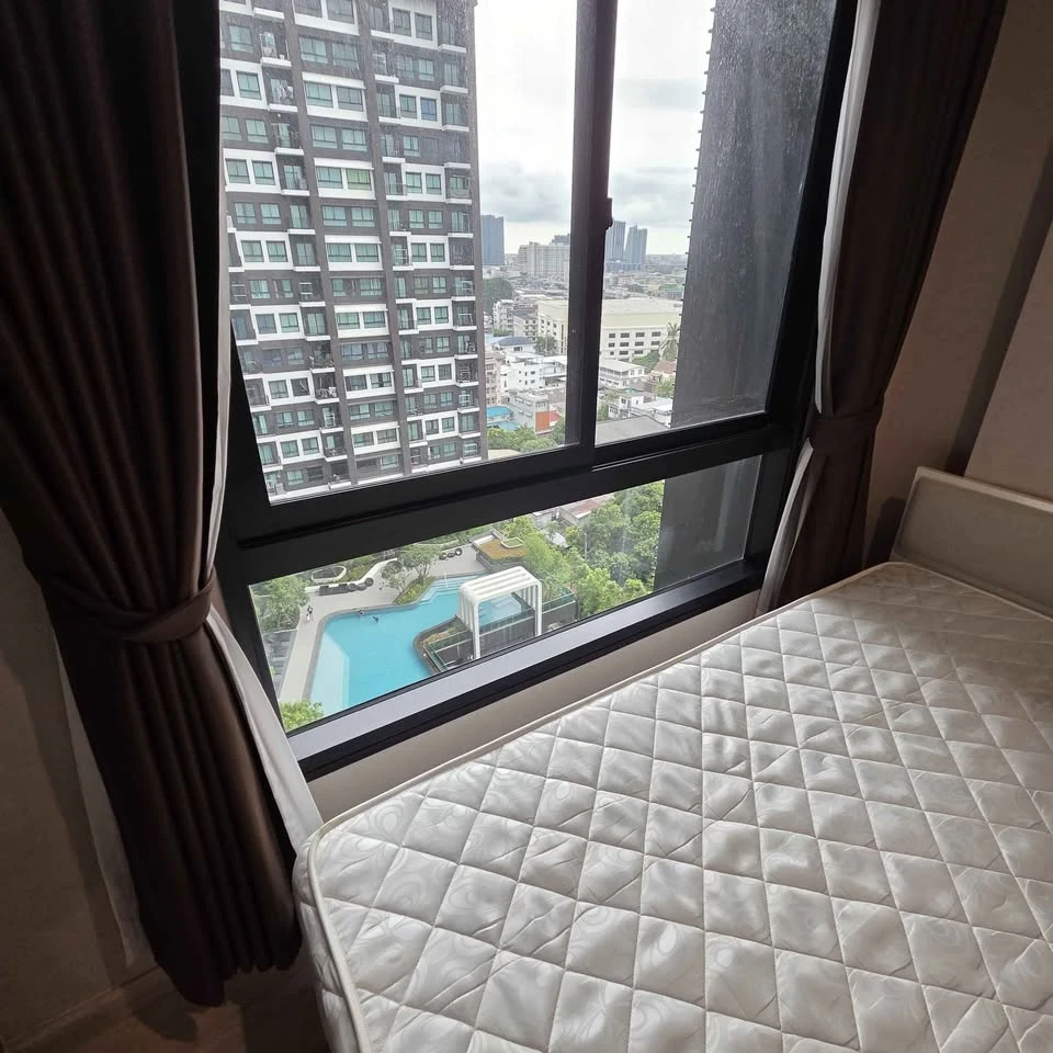 For rent: The Parkland Phetkasem - Tha Phra. Pool view, shaded room, cool and comfortable. Ready to move in immediately.