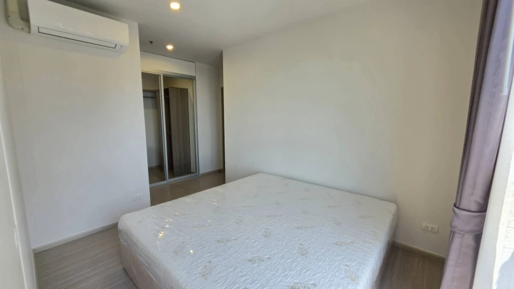 For rent: The Parkland Phetkasem 56, 2 bedrooms, spacious living area, great location, complete amenities. Book now!