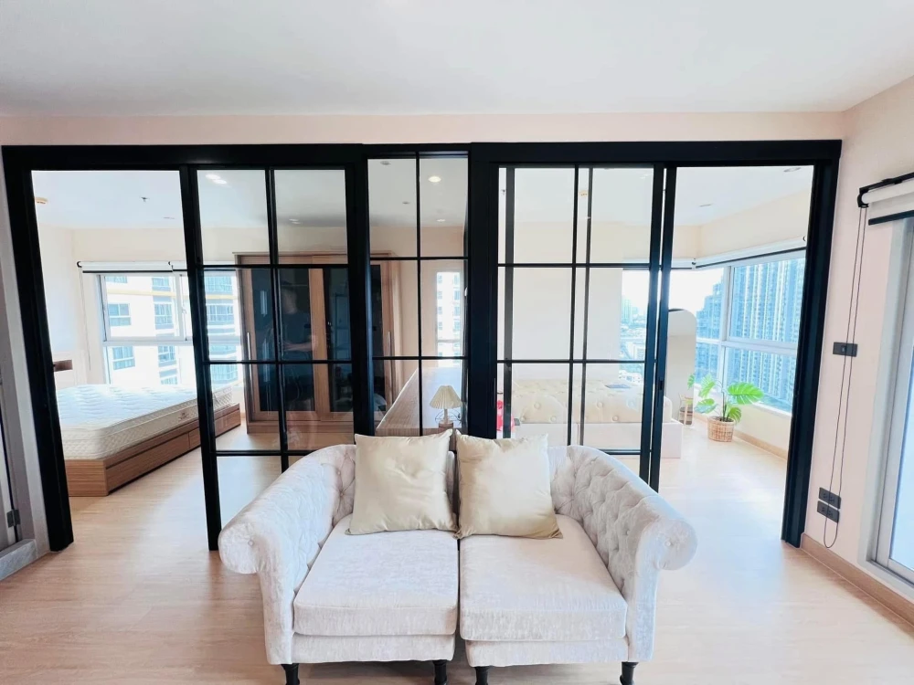For rent: The Parkland Taksin-Thapra, a nice room with lots of usable space, decorated in a minimalist style, good location, book now.