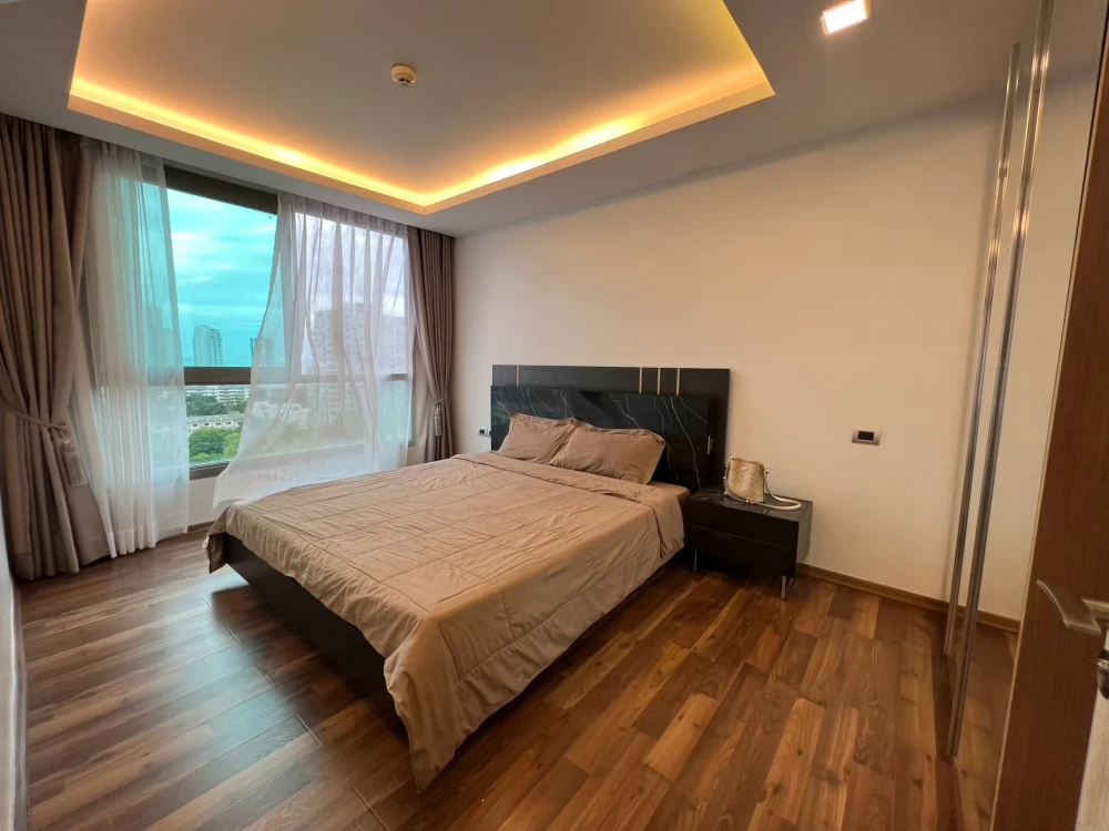 For rent: The Peak Towers Pattaya, spacious room, lots of usable space, good location, beautiful sea view, don't miss this good deal.