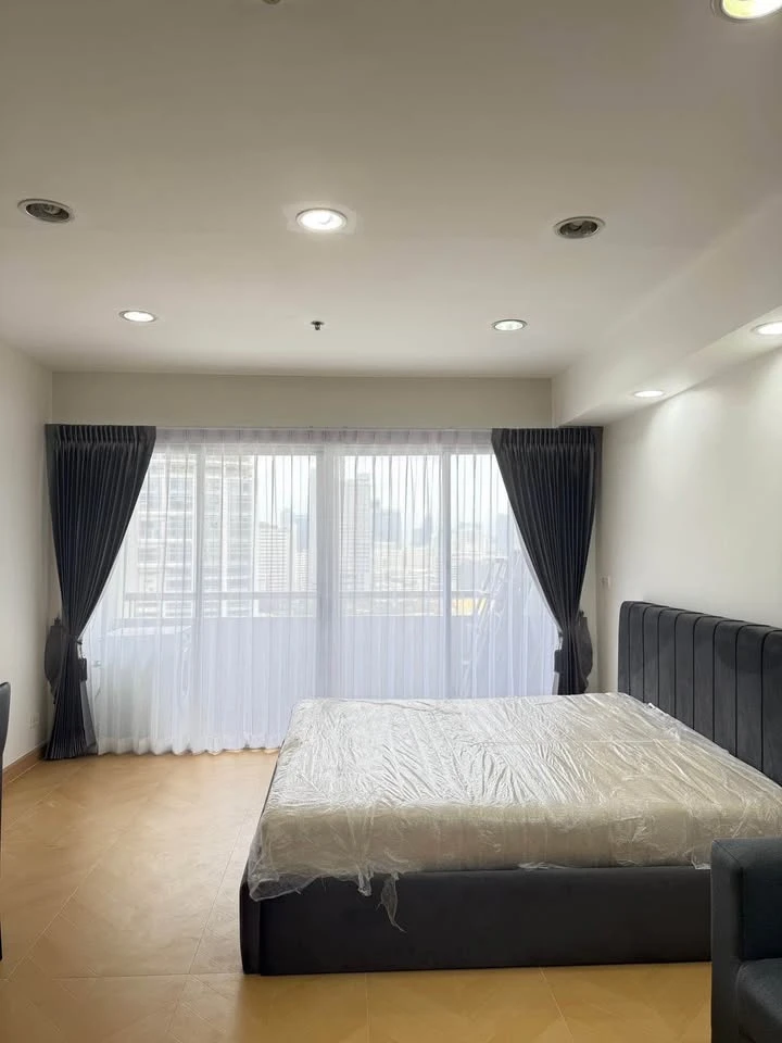 For rent: The Platinum, corner room, not crowded, good location, fully furnished, garden view. Hurry and reserve now!