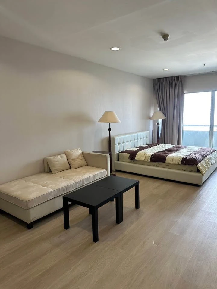 For rent: The Platinum Condominium, 17th floor, beautiful corner room, good location, good price. You must come and reserve today.