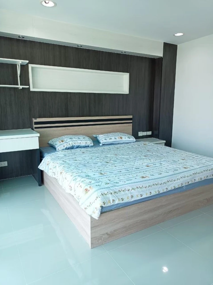 For rent: The Plenary Sathorn, 1 bedroom, 1 bathroom, spacious living area, high-quality built-in furniture. Book now!