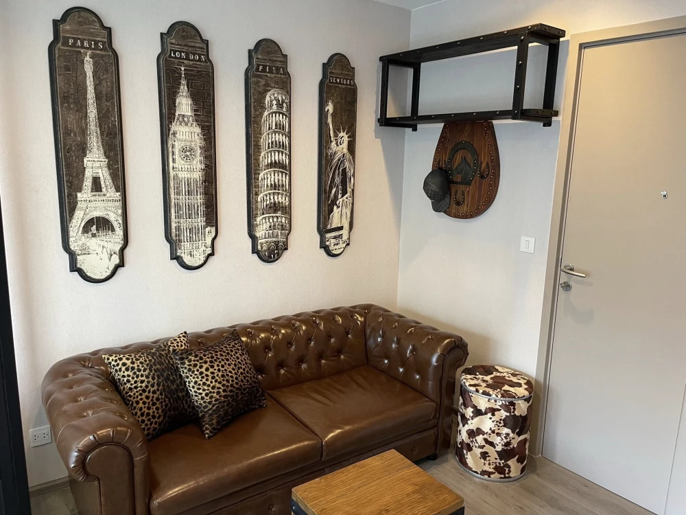 For rent: The Politan Rive, a comfortable room with a large sofa for sitting and a beautiful view of the Chao Phraya River. Reserve now!
