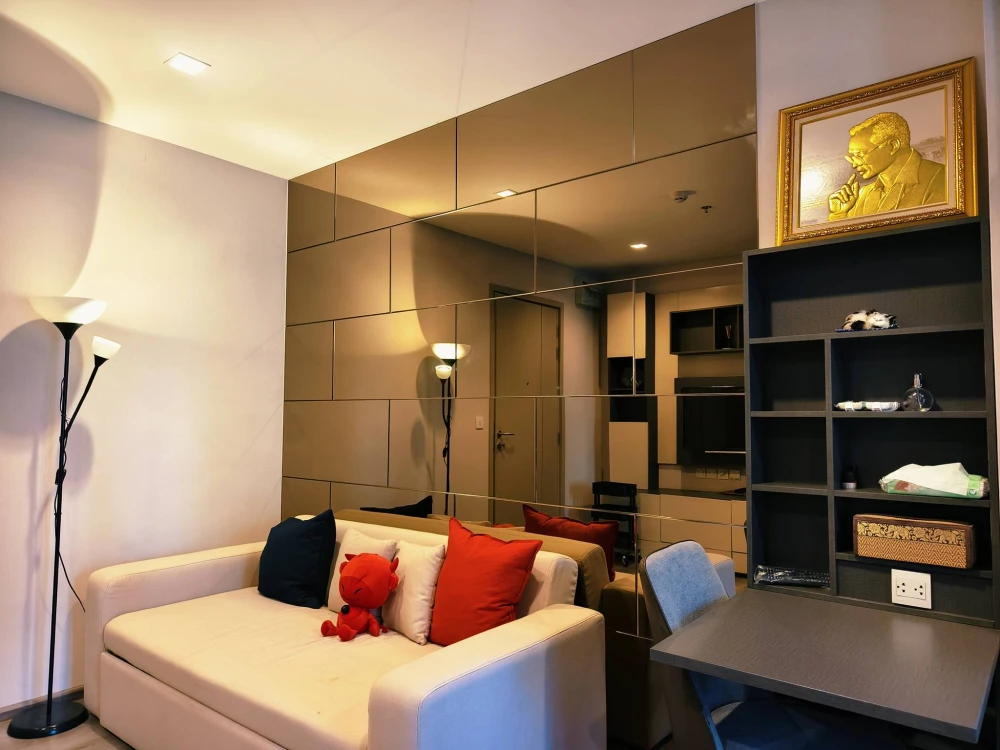 For rent: The Politan Rive, very high floor unit with excellent ventilation. Beautifully decorated and ready to move in.