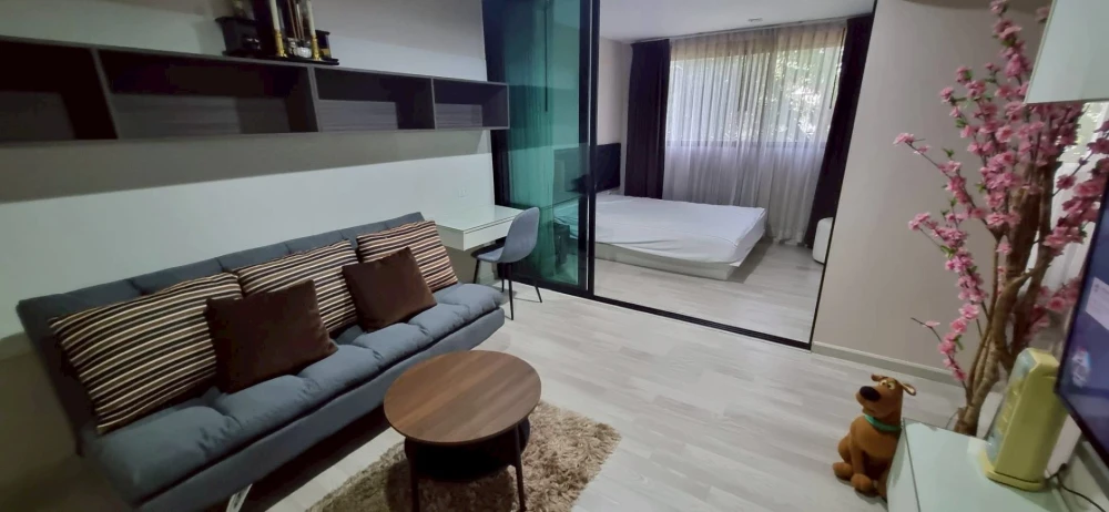 For rent: The Privacy Pracha Uthit - Suk Sawat. The project is located on the main road, making travel convenient. Just bring your suitcase and move i